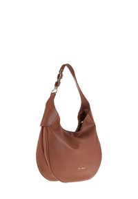 Bruine leren schoudertas met een slouchy vorm, textuur oppervlak en een gouden logo accent. Voorzien van een verstelbare schouderriem en een enkele ritssluiting.