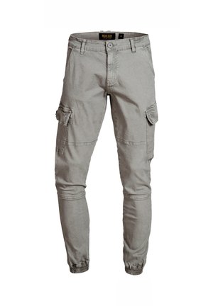 Pantaloni cargo gri deschis cu închidere cu nasture și fermoar, buzunare cu clapetă pe părți, panouri cusute la genunchi și manșete elastice la glezne.