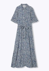 Robe midi à motif paisley bleu et blanc, manches courtes, bouton sur le devant, taille cintrée avec un lien, tissu fluide, texture légère.
