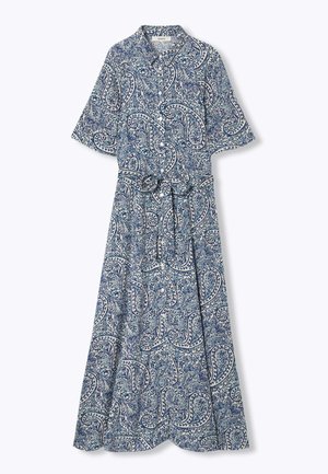 Robe midi à motif paisley bleu et blanc, manches courtes, bouton sur le devant, taille cintrée avec un lien, tissu fluide, texture légère.