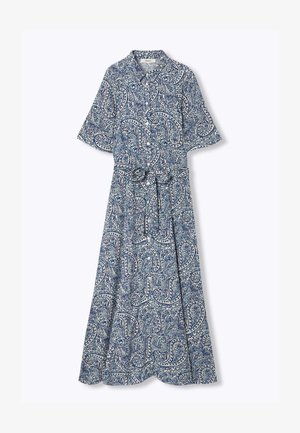Robe midi à motif paisley bleu et blanc, manches courtes, bouton sur le devant, taille cintrée avec un lien, tissu fluide, texture légère.