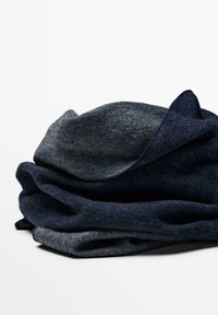 Scarf in lana texturizzata blu scuro e grigia, caratterizzata da un design morbido e piegato con bordi lisci e un aspetto a strati.