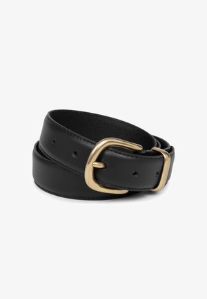 Ceinture en cuir noir enroulée avec une boucle en laiton usée et une boucle de ceinture en laiton assortie sur un fond blanc.