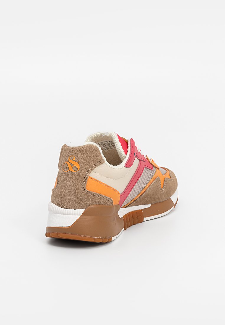 Zapatilla con un upper de ante beige, acentos en rosa y naranja, paneles de malla y una suela de goma marrón con una entresuela blanca y detalle de estrella.