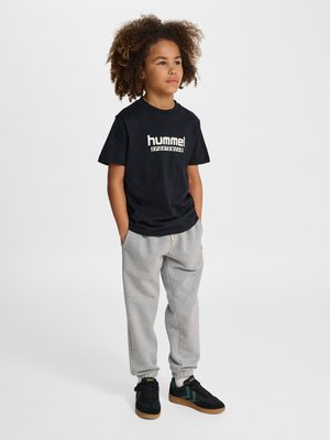 Hummel HUMMEL HMLJR BASE  - T-shirts print - black