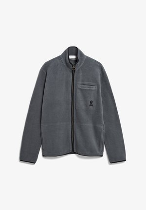 Grauer Fleece-Jacke mit Reißverschluss, hohem Kragen und einer Brusttasche. Verfügt über ein kleines schwarzes Logo und kontrastierende schwarze Verzierungen entlang der Kanten.