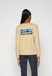 Patagonia LOGO RESPONSIBILITEE - Top dugih rukava - beeswax tan