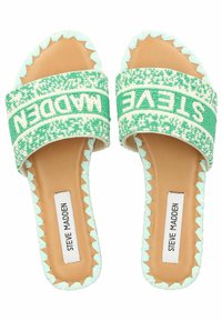 Sandali slide verdi e bianchi con una tracolla testurizzata con il logo "STEVE MADDEN", bordi cuciti e una soletta liscia color tan.