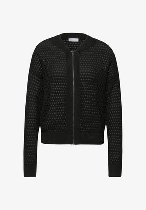 Sort strikket cardigan med lynlås og åben vævet mønster, med ribstrikket krave, ærmekanter og kant nederst, vist på en ensfarvet hvid baggrund.