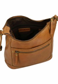 Borsa a spalla in pelle tan con chiusura zip, tasca frontale e accessori in ottone. Texture liscia con cuciture minime e fodera interna.
