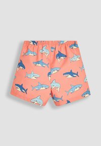 Rosa badshorts med ett blått hajmönster, elastisk midja och lättviktigt material. Slät textur med livfulla färger.