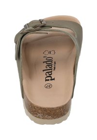 Sandalo verde in pelle a slip-on con fibbia, soletta in sughero e plantare leggermente testurizzato. Presenta il logo "palado" e una suola beige.