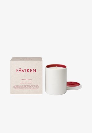 Duftkerze in einem matten weißen Keramikbehälter mit rotem Innendeckel. Der Karton hat ein minimales Design mit rotem Text.