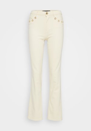Rozšírené krémové džínsy vyrobené z bavlnenej zmesi, s pozlátenými gombíkovými detailmi a prednými vreckami, s hladkou textúrou a prispôsobeným strihom.