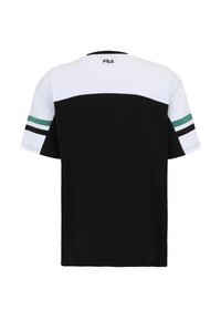 Svart t-shirt med vita och teal horisontella ränder på ärmarna, tillverkad av mjuk bomull. Fila-logotypen visas på övre ryggen. Fyrkantig form.