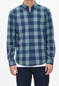 Camisa de botones con un patrón de cuadros en azul y verde, de manga larga y con cuello, hecha de una tela suave y ligera.