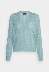 Cárdigan de punto azul claro con escote en V, que presenta un patrón de encaje, mangas largas y cinco botones metálicos en la parte delantera.