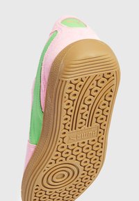 Podeszwa sneakerów z gumowej gumy z okrągłym wzorem antypoślizgowym; charakteryzuje się różowymi i zielonymi akcentami z zamszu; teksturowana z logo PUMA.