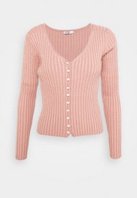 Jasnoróżowy prążkowany kardigan z długimi rękawami, głębokim dekoltem w serek oraz ozdobnymi perłowymi guzikami z przodu. Miękka tekstura i dopasowany krój.