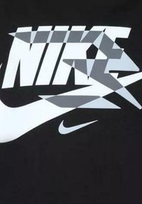 T-shirt noir arborant un grand logo Nike en blanc et gris, avec des éléments de design géométriques et une texture lisse.