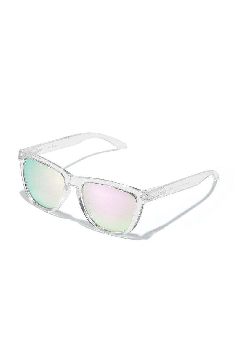 Prozorna očala za sonce z angularnimi okvirji,tonirana leča s prehodom barv od zelene do roza, z gladkimi robovi in prozornimi kraki.