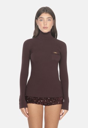 Maglione girocollo a coste marrone con un design aderente. Presenta una piccola tasca sul petto e maniche lunghe con un leggero svaso ai polsini.