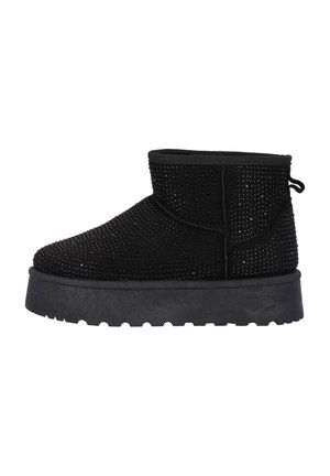 Schwarze Knöchelstiefel mit einem strukturierten, durchbrochenen Obermaterial, runder Zehenpartie, Zugschlaufe hinten und einer massiven schwarzen Gummisohle.