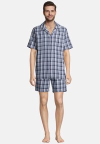 Pyjamas à manches courtes en tartan bleu et blanc, comprenant une chemise à boutons et un short assorti, fabriqués en tissu léger.