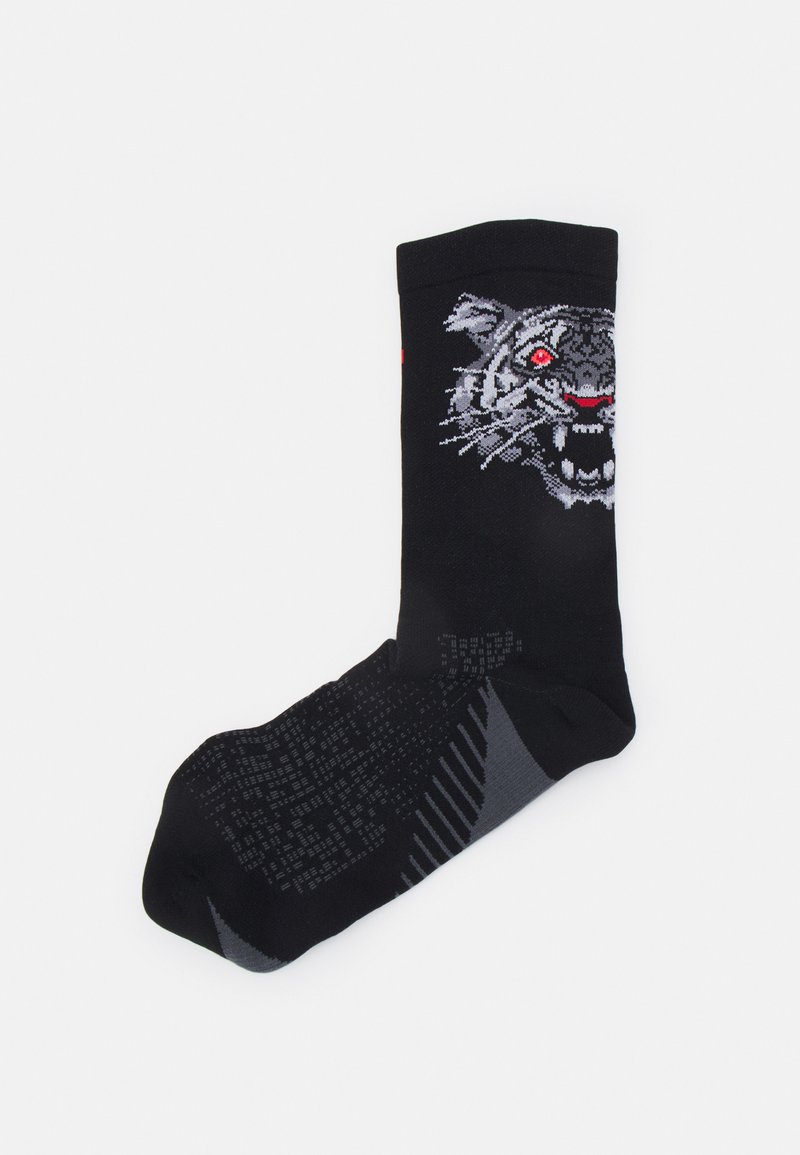 ASICS PERFORMANCE RUN CREW SOCK UNISEX - Sportzoknik - performance black/sunrise red