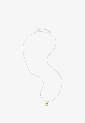 Collana in argento con piccole perle decorative e un pendente rotondo d'oro con un dettaglio a forma di cuore intagliato.