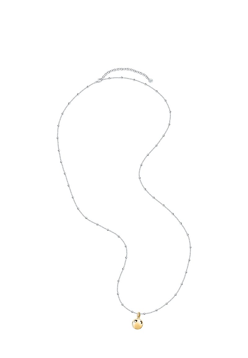 Collana in argento con piccole perle decorative e un pendente rotondo d'oro con un dettaglio a forma di cuore intagliato.
