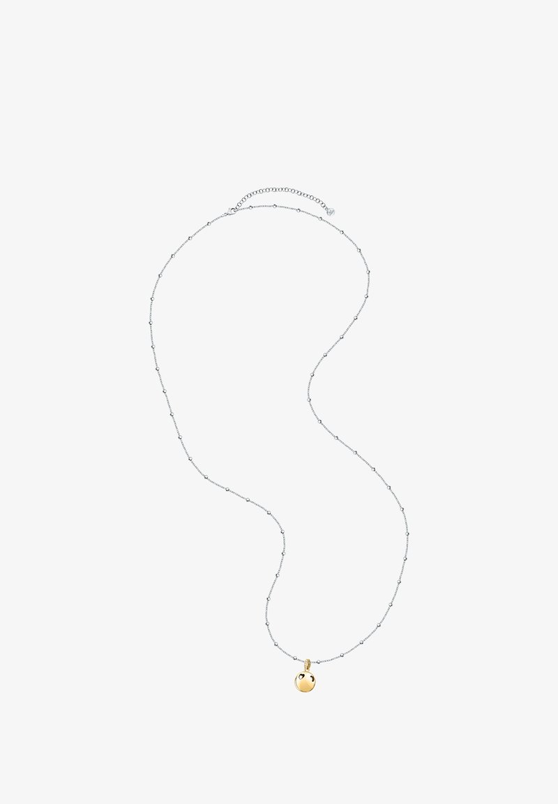 Collana in argento con piccole perle decorative e un pendente rotondo d'oro con un dettaglio a forma di cuore intagliato.