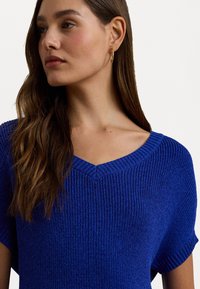 Lauren Ralph Lauren RIB KNIT SHORT SLEEVE V NECK SWEATER - Βασικό μπλουζάκι - new sapphire