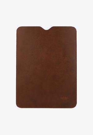Bruine leren tablet hoes met een gladde textuur, afgeronde hoeken en een uitsparing voor gemakkelijke toegang aan de bovenkant. Subtiele logo embossed in de hoek.