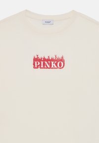 Crème katoenen T-shirt met een rode vlamstijl logo-print met de tekst "PINKO." Korte mouwen en een ronde halsdesign. Glad textuur.