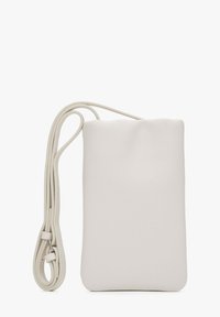 B�ílá crossbody taška z umělé kůže s hladkým povrchem, obdélníkovým tvarem a tenkým nastavitelným popruhem, která má na vrchu skládací design.