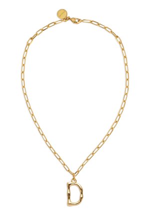 Collar de cadena de oro con eslabones alargados y un colgante ondulado en forma de "D", asegurado con un cierre de langosta y una pequeña placa redonda.