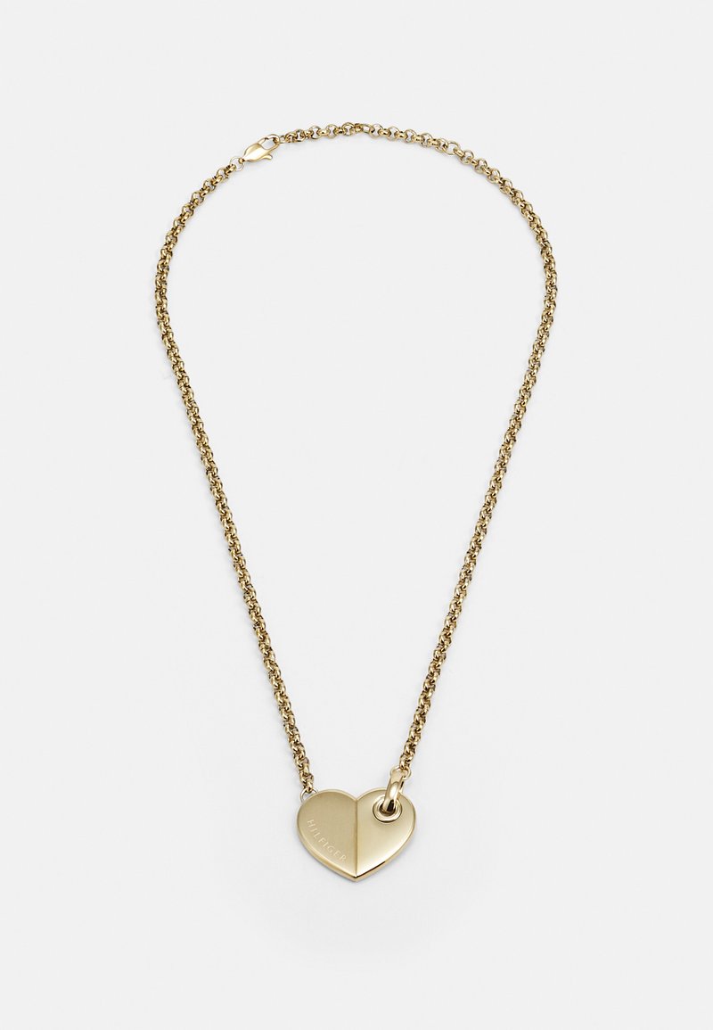Guldtonet halskæde med en snoet kæde, der har en hjerteblegning opdelt i to halvdele. Vedhænget har gravering med branding.