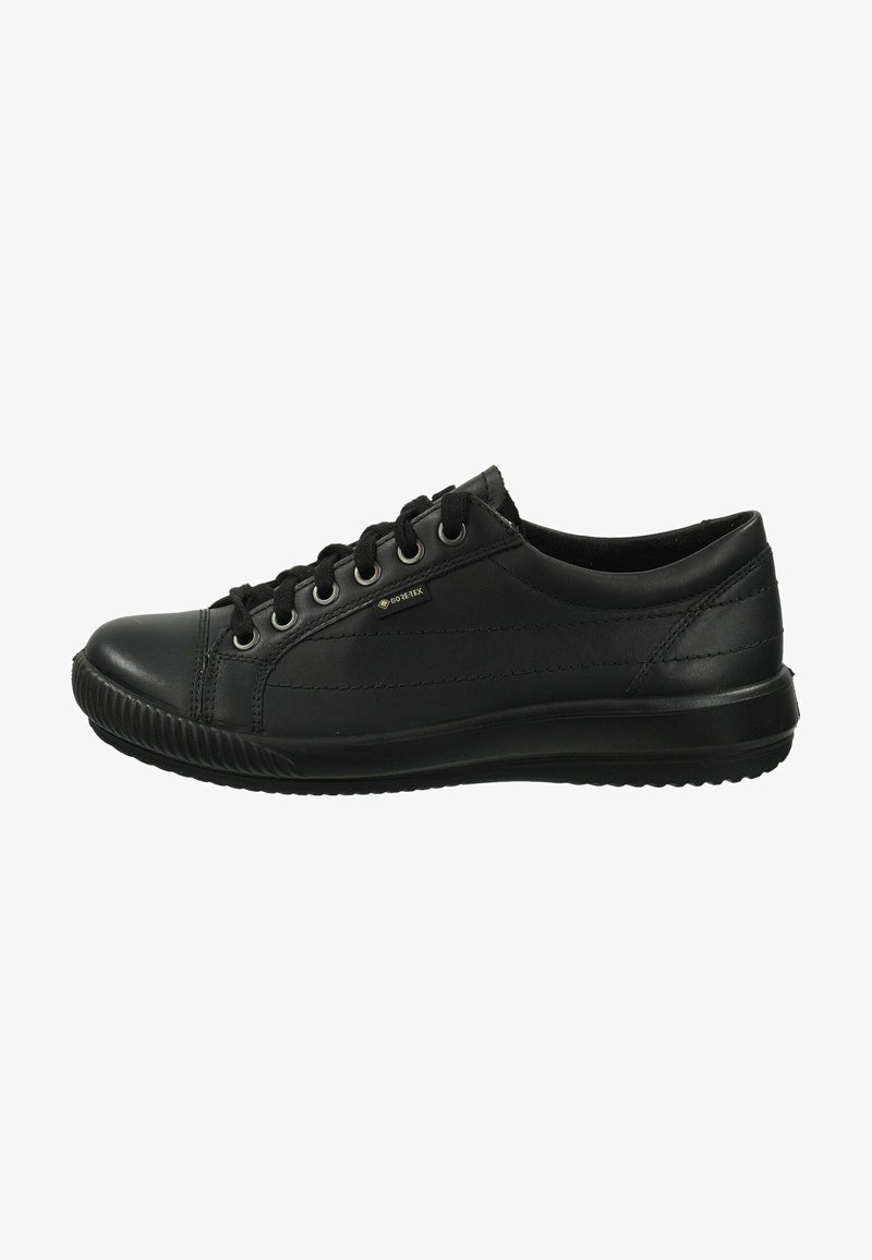 Sneaker in pelle nera con punta arrotondata, design con lacci, suola testurizzata e dettagli di cucitura discreti. Impermeabile con etichetta Gore-Tex.