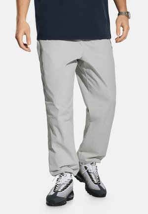 - Spodnie treningowe