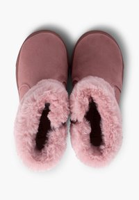 Pantofi roz tip slip-on cu căptușeală din blană sintetică, exterior moale asemănător cu suedia, vârf rotund și talpă din cauciuc antiderapant.