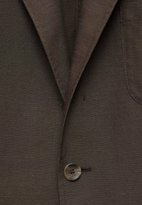 Brun blazer med et glat, struktureret stof, notch-krave, enkelt knappelukning og en sidelomme.