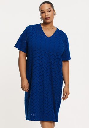 Blaues Kurzarmkleid mit V-Ausschnitt, aus strukturiertem Stoff mit Spitze-Muster und lockerer A-Linien-Silhouette.