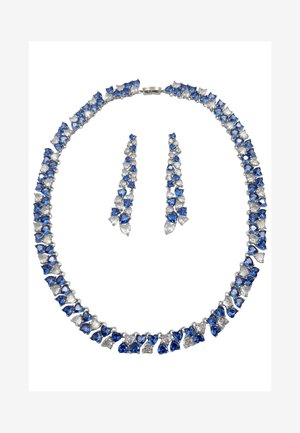 Collana di gemme blu e bianche con orecchini coordinati, caratterizzata da tagli a pera e a marquise, montata in metallo argento con dettagli intricati.
