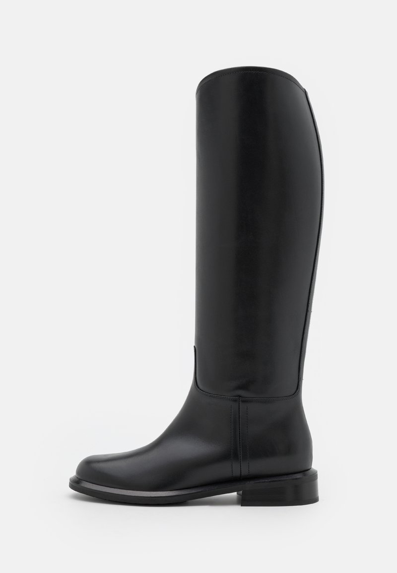 Czarne skórzane kozaki do kolan o smukłym designie, zaokrąglonym nosku, minimalnym przeszyciu oraz małym obcasie w kształcie kostki. Gładka faktura z błyszczącym wykończeniem.