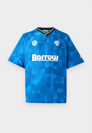 Maillot de sport bleu à manches courtes avec motif géométrique, col en V noir et blanc, et logo "Barrow" centré à l'avant.