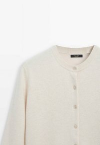 Cardigan boutonné de couleur crème avec manches longues et encolure ronde côtelée, présenté à plat sur un fond blanc.