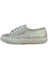 Sneakers rosa chiaro con una finitura lucida e glitterata, lacci bianchi e suola in gomma. Presentano un'etichetta con logo blu e una punta in gomma testurizzata.