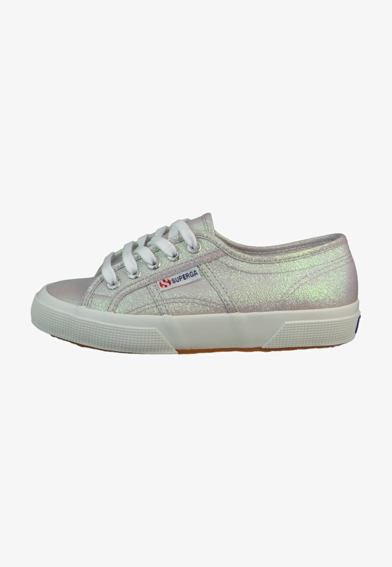 Jasnoróżowe sneakersy z błyszczącym, brokatowym wykończeniem, białymi sznurowadłami i gumową podeszwą. Posiadają niebieską metkę z logo oraz teksturowaną gumową osłonę na palce.