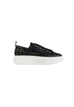 Zwarte leren sneaker met witte platformzool, zwart met studs versierd hielstuk, zwarte veters en gouden "Alexander Smith" merk aan de zijkant.